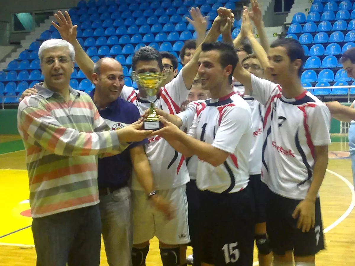 Kurumlar Arası Voleybol Turnuvası\'nın Şampiyonu Süleyman Demirel Fen Lisesi