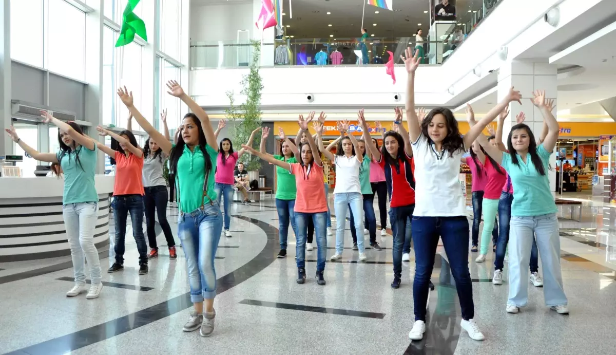 Lise Öğrencileri Şiddetin Son Bulması İçin Dans Etti