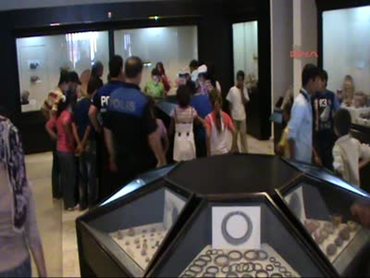 Tarım İşçilerinin Çocuklarına Polis Amca Şefkati