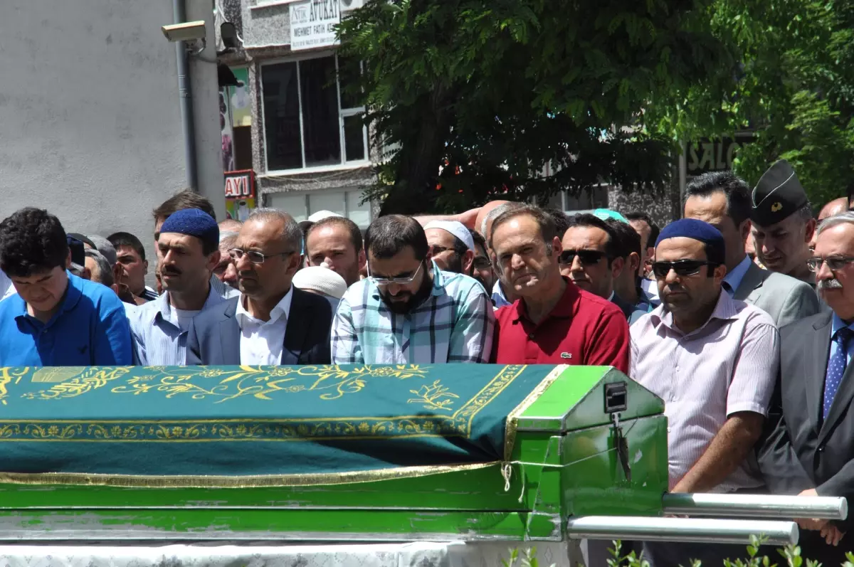 AK Parti'li Akgün'ün Babası Dualarla Uğurlandı