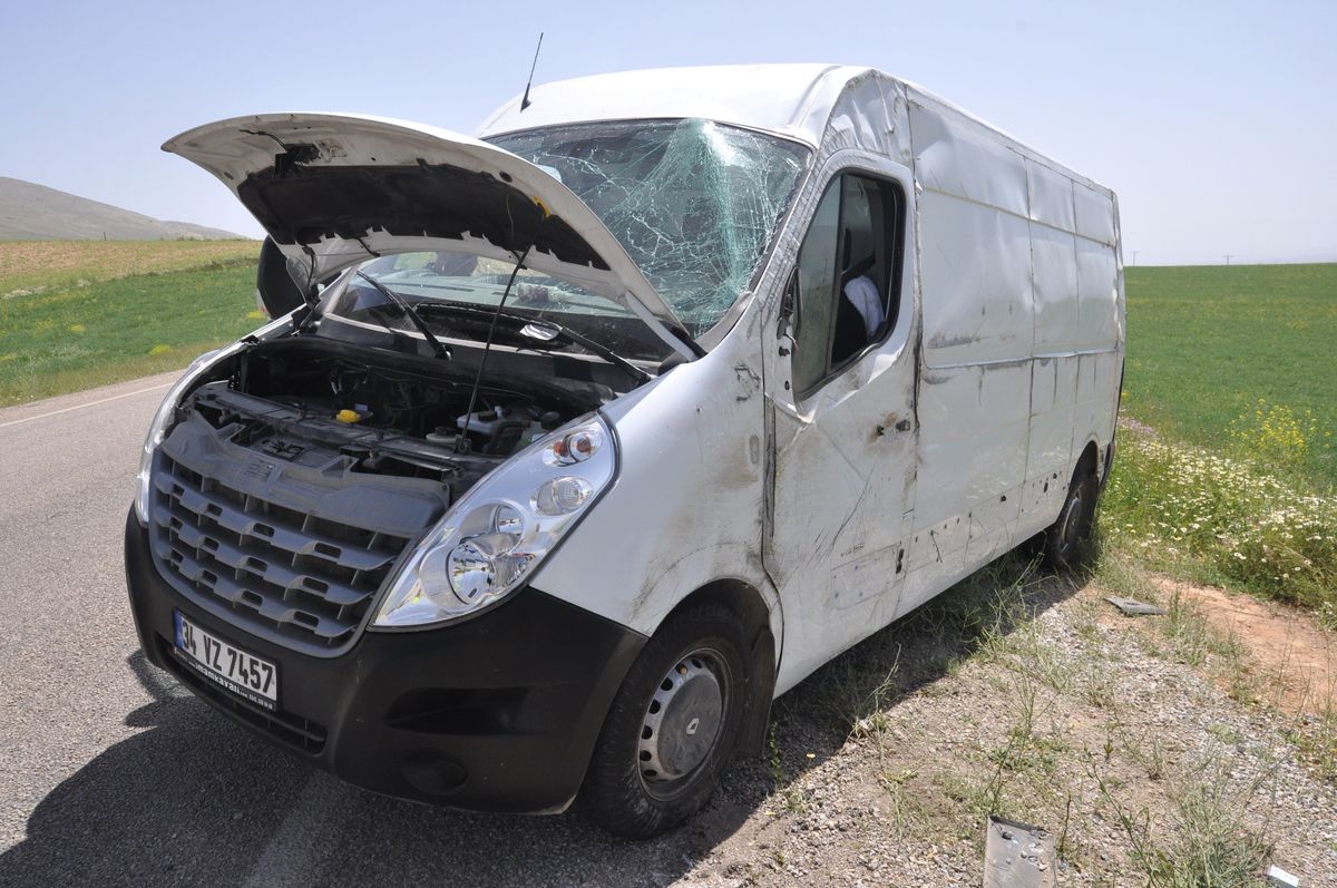 Minibüs Devrildi Sürücüsü Yaralandı