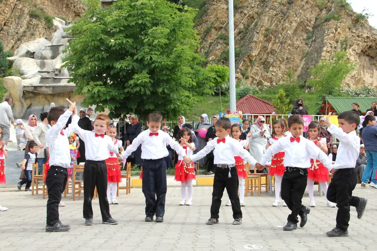 Miniklerin Gösterisi Şova Dönüştü