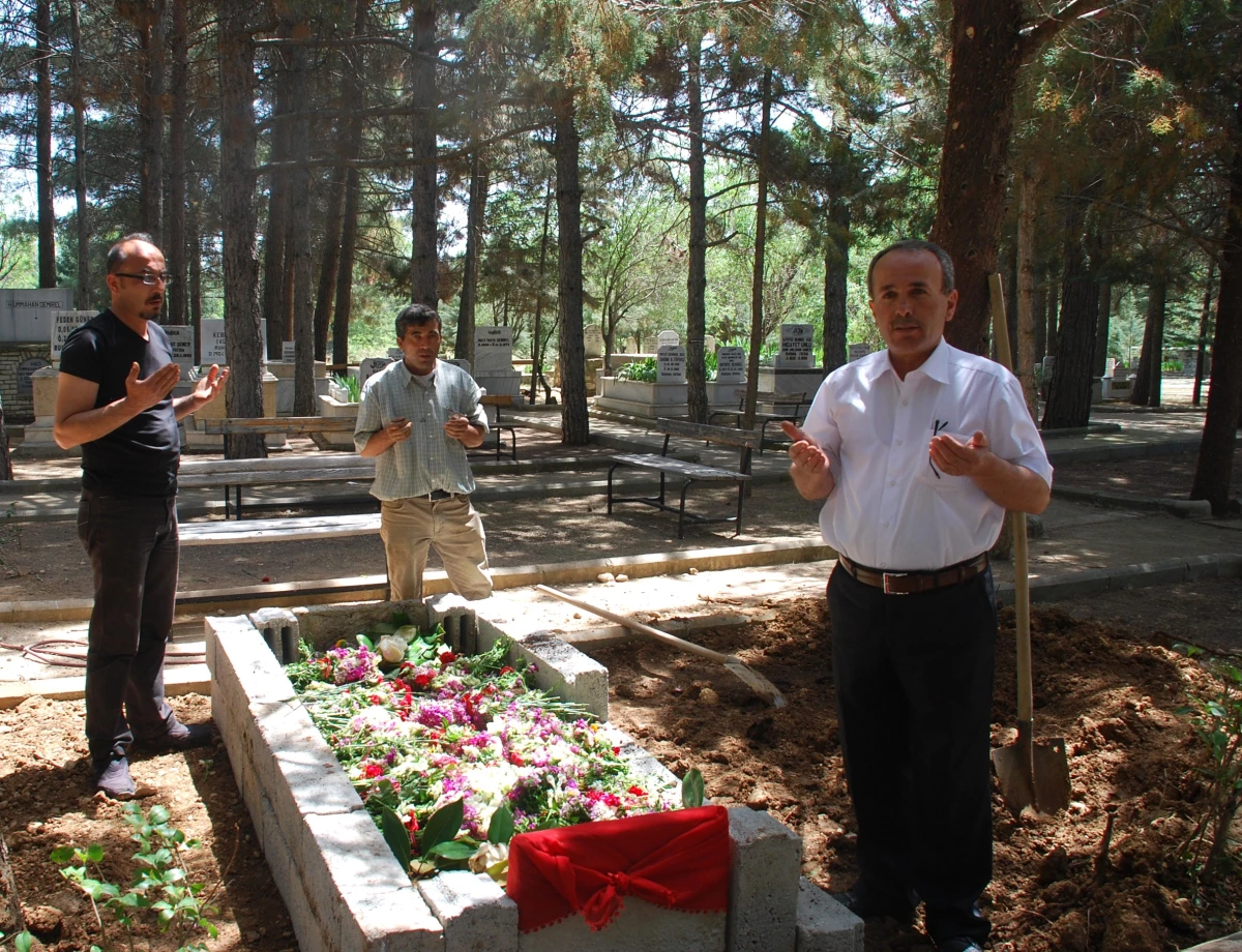 Nazmiye Demirel\'in Mezarı Çiçeklerle Süslendi