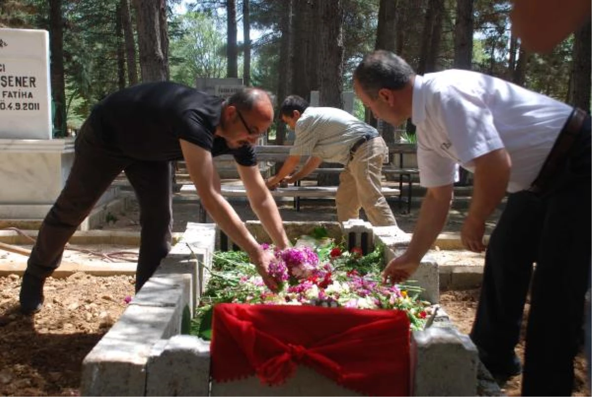 Nazmiye Demirel\'in Mezarı Çiçeklerle Süslendi
