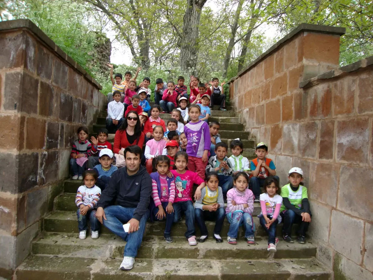 Öğrenciler Ahlat\'ta Tarihi Yerleri Gezdi