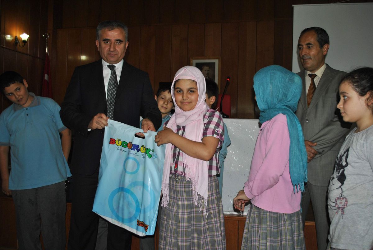 Polisten Öğrencilere Elbise Yardımı