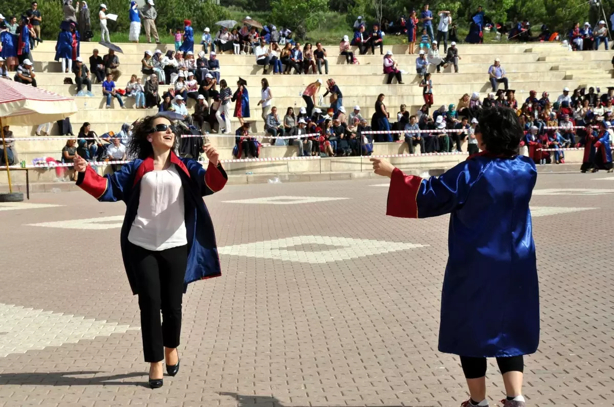 Sivas Cumhuriyet Üniversitesi\'nde Mezuniyet Coşkusu