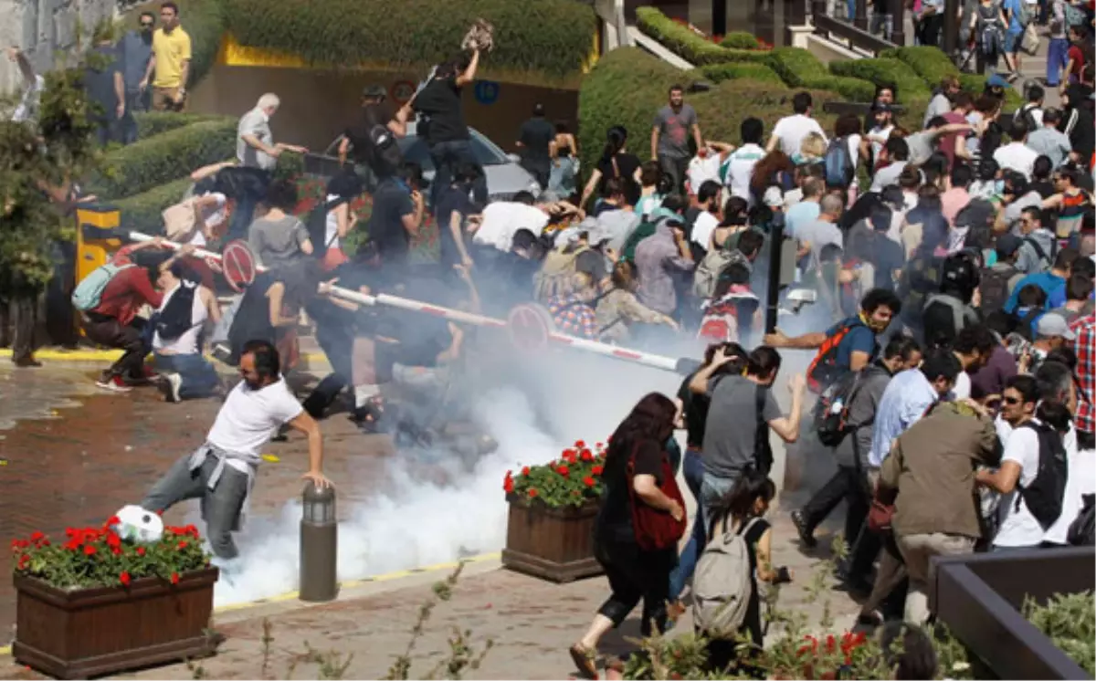 Taksim\'de Gözaltına Alınan 63 Kişi Emniyete Getirildi