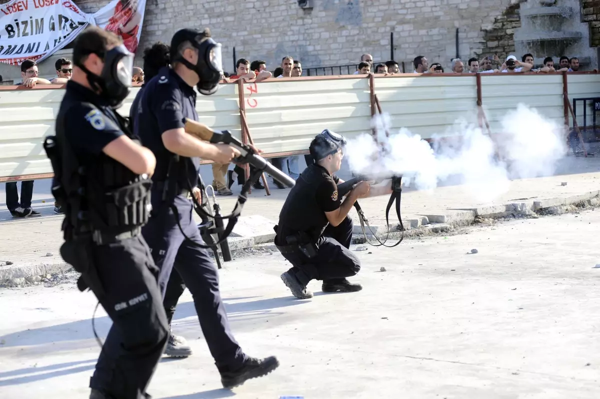 Taksim\'de Polisle Göstericilerin Çatışmaları Alevlendi