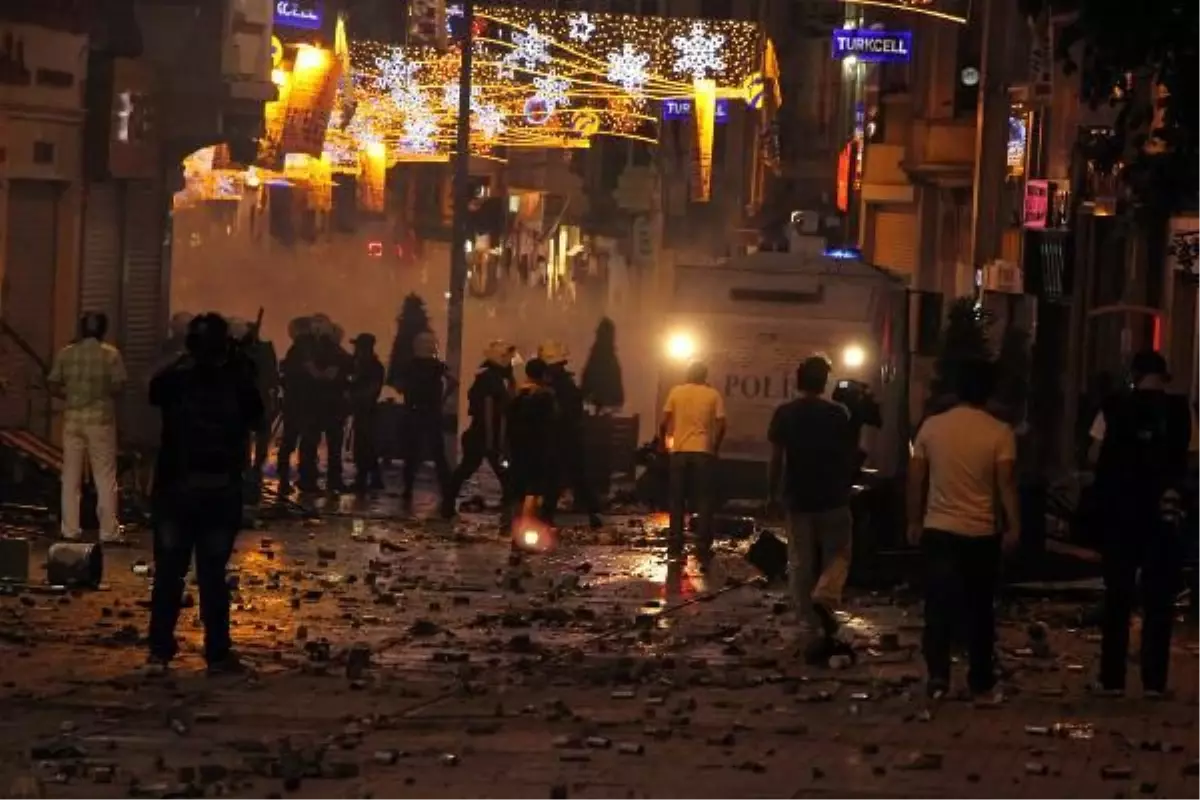 Taksim\'e Destek Eyleminde Gazetecilerden Pankart Tepkisi