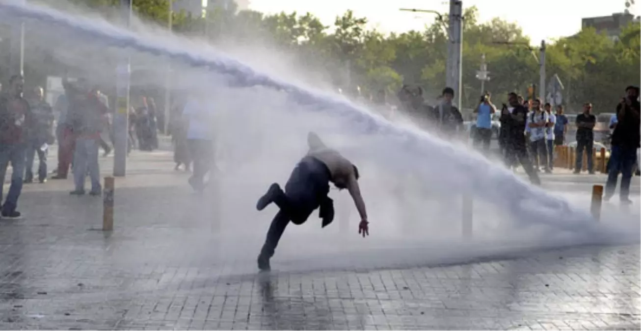 Tazyikli Su Eylemciyi Yere Fırlattı