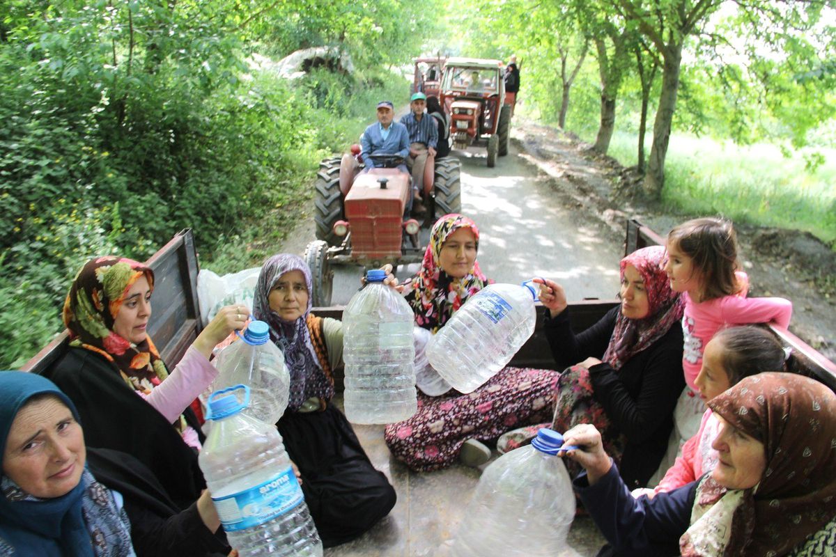 Traktörün Direksiyonuna Geçen Kadınlardan Su Eylemi...(Özel Haber)