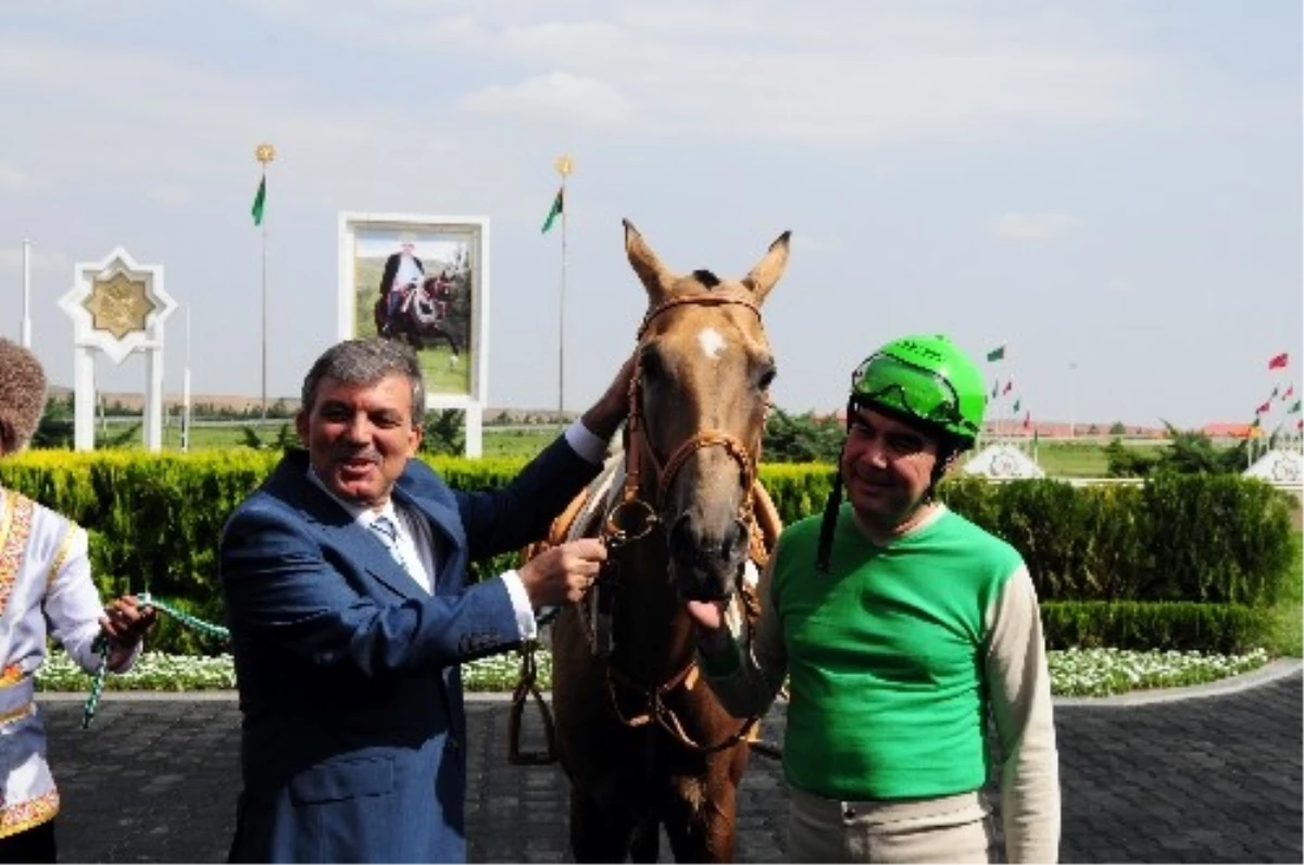 Türkmenbaşı Bindiği Atı Gül\'e Hediye Etti