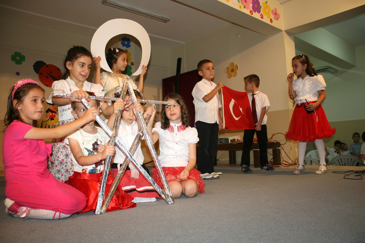 1.sınıf Öğrencileri İzleyenleri Büyüledi