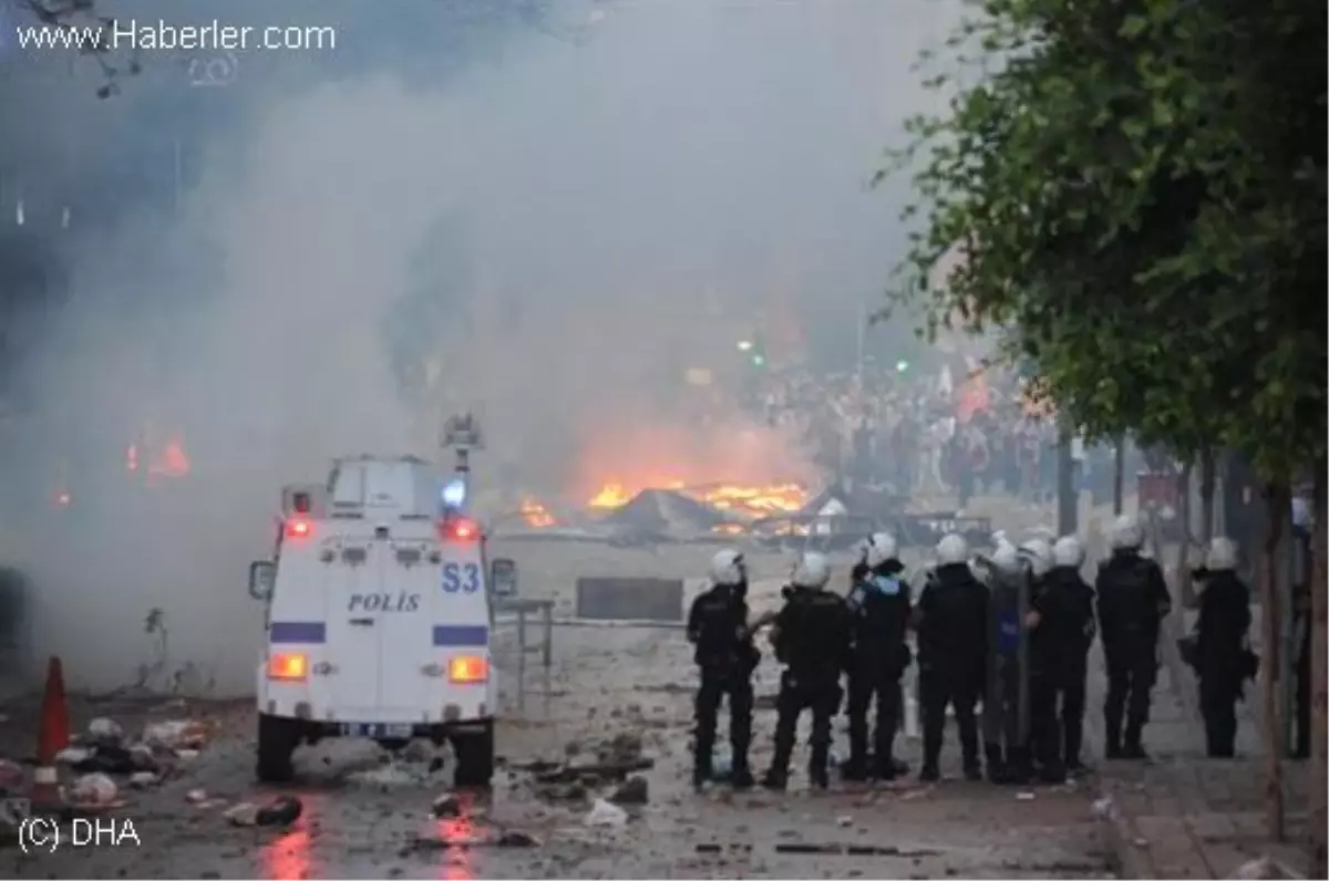 Adana\'da Taksim Yürüyüşüne Polisten Gazlı Müdahale