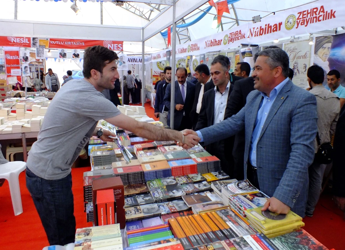 AK Parti Van İlbaşkanı Aras, Kitap Fuarı Katılımcılarına Karafille Teşekkür Etti