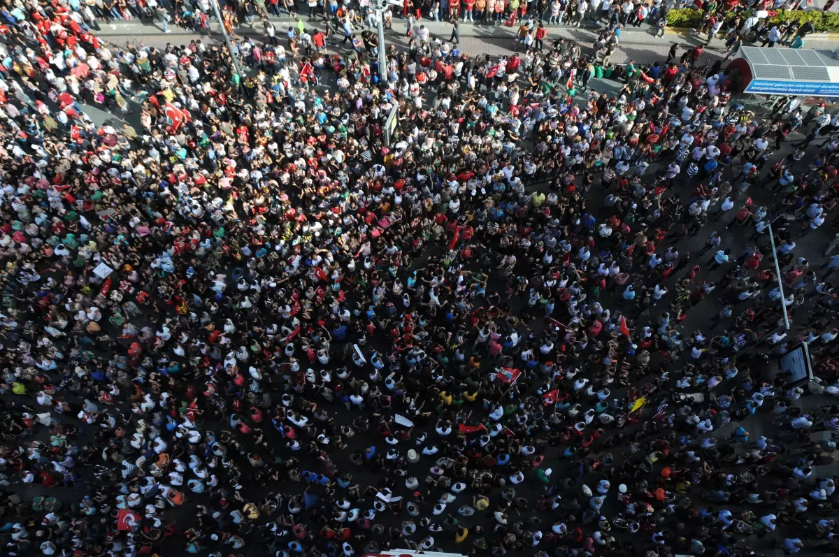 Antalyalılar Taksim İçin Bir Araya Geldi