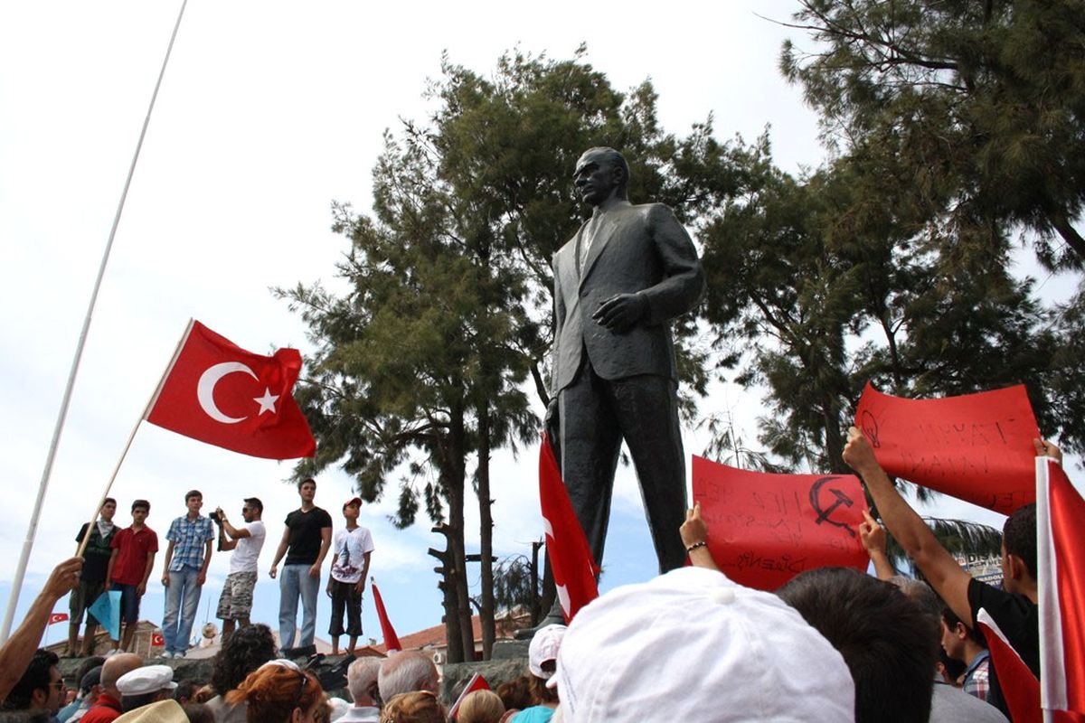 Ayvalık\'ta, Gezi Parkı Olaylarına Protesto