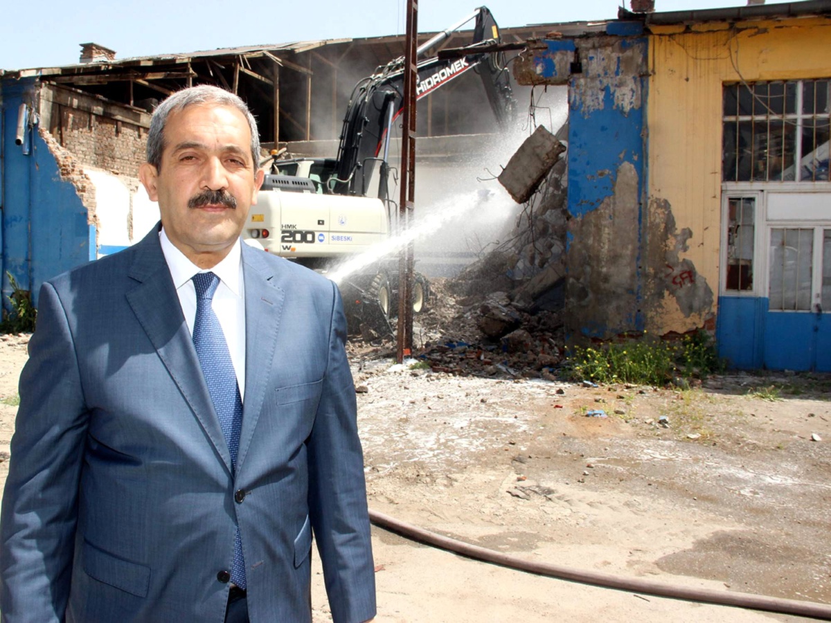 Başkan Ürgüp, Eski Sanayi Yıkım Çalışmalarına Katıldı