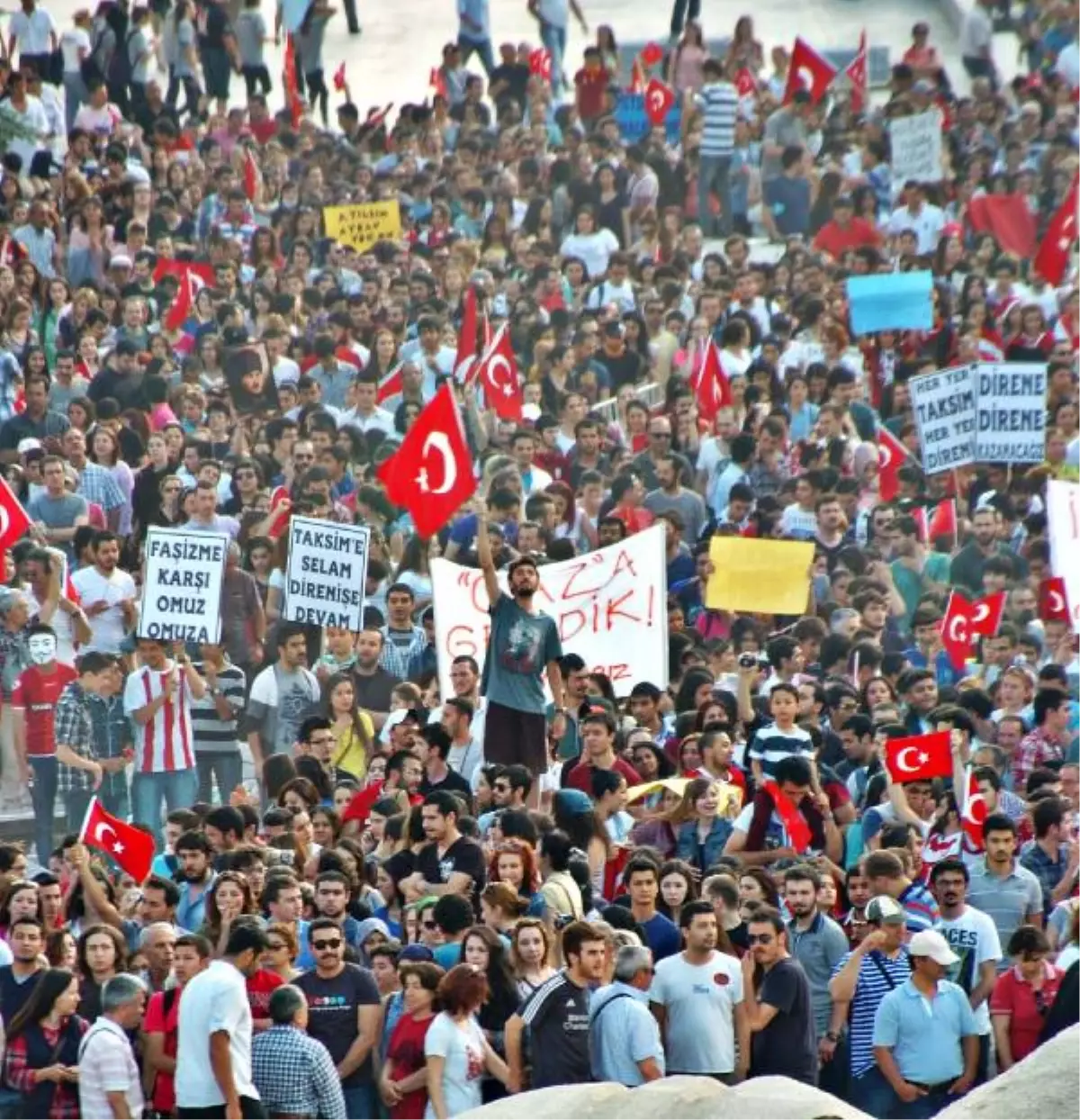 Bolu\'da 10 Bin Kişiden Taksim Protestosu