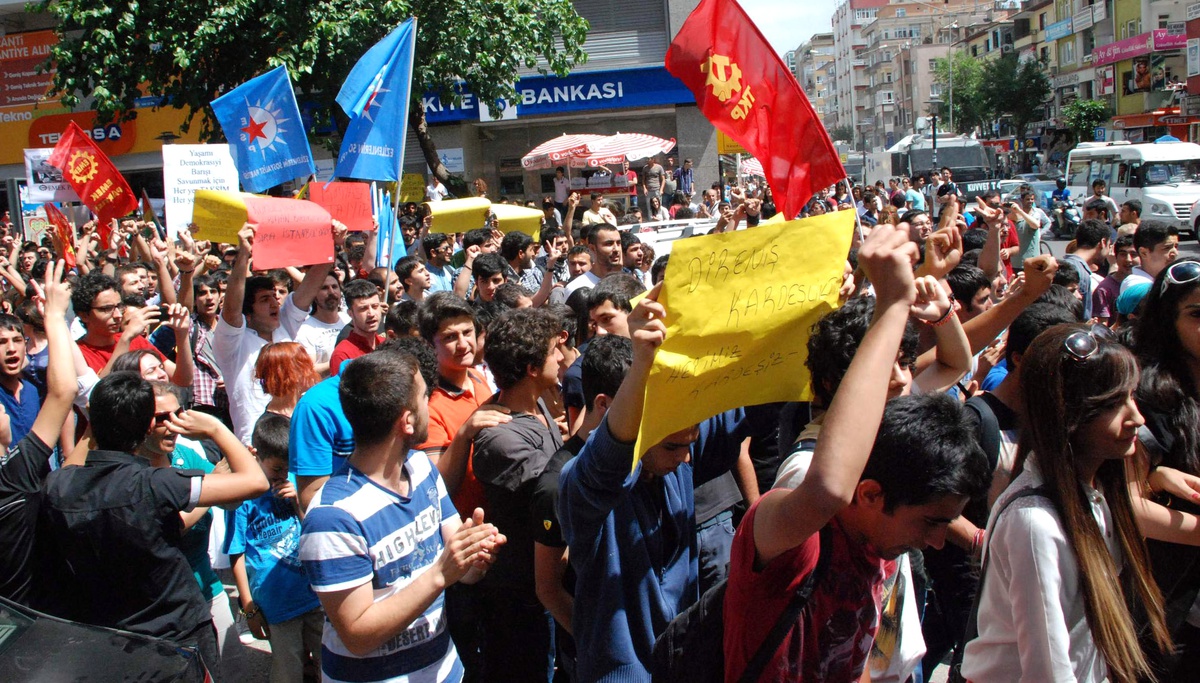 Diyarbakır\'da \'Taksim Gezi Parkı\' Yürüyüşü