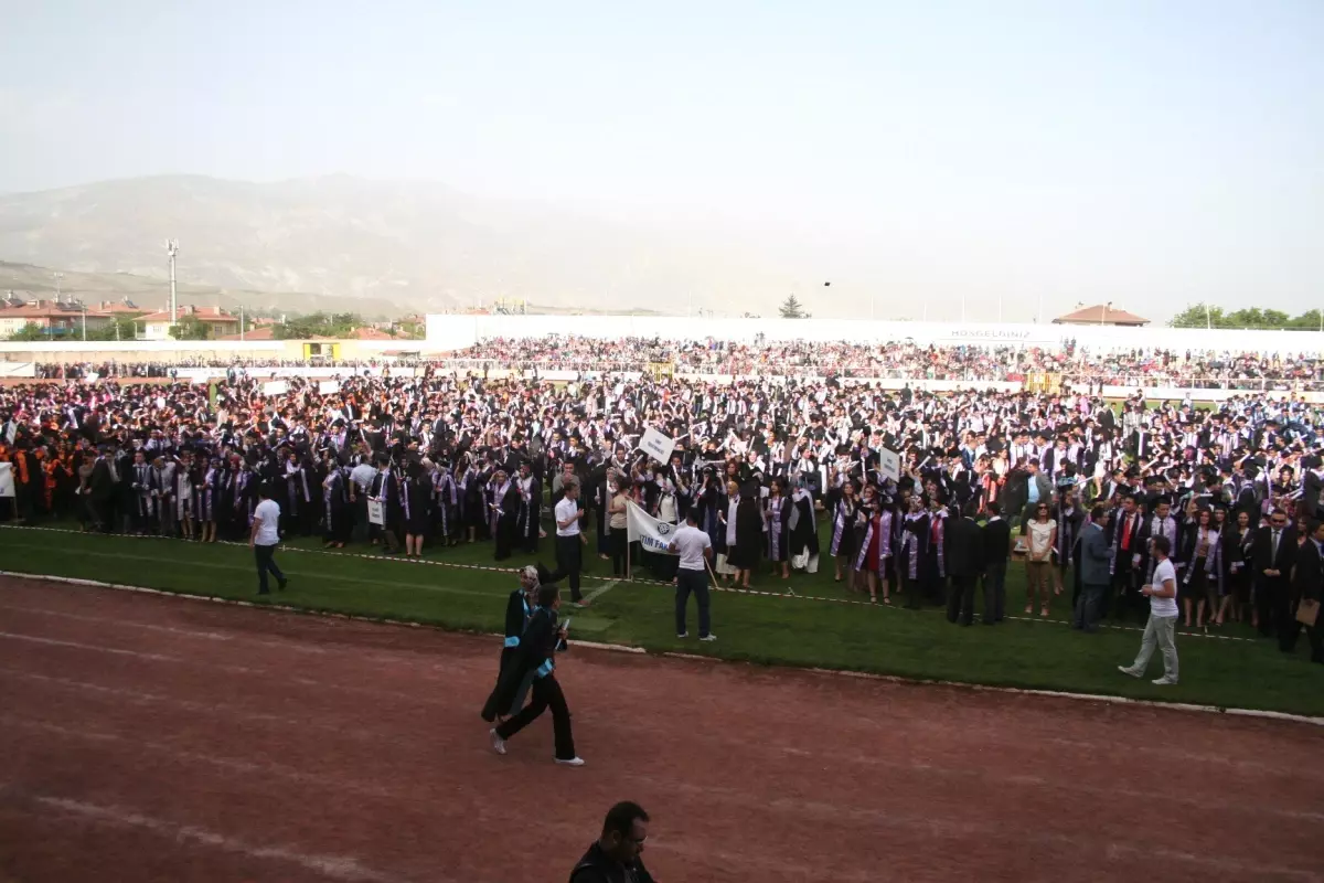 Erzincan Üniversitesi\'nde Mezuniyet Coşkusu