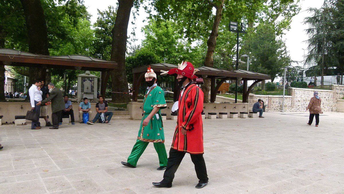 Hacıvat ile Karagöz Bursa Sokaklarında