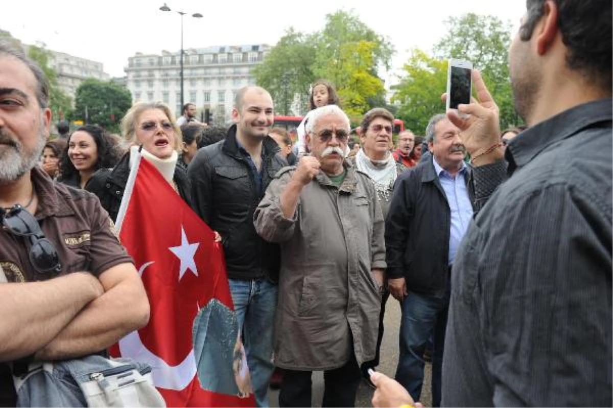 Hyde Park\'ta Levent Kırca\'dan Gezi Protestosu