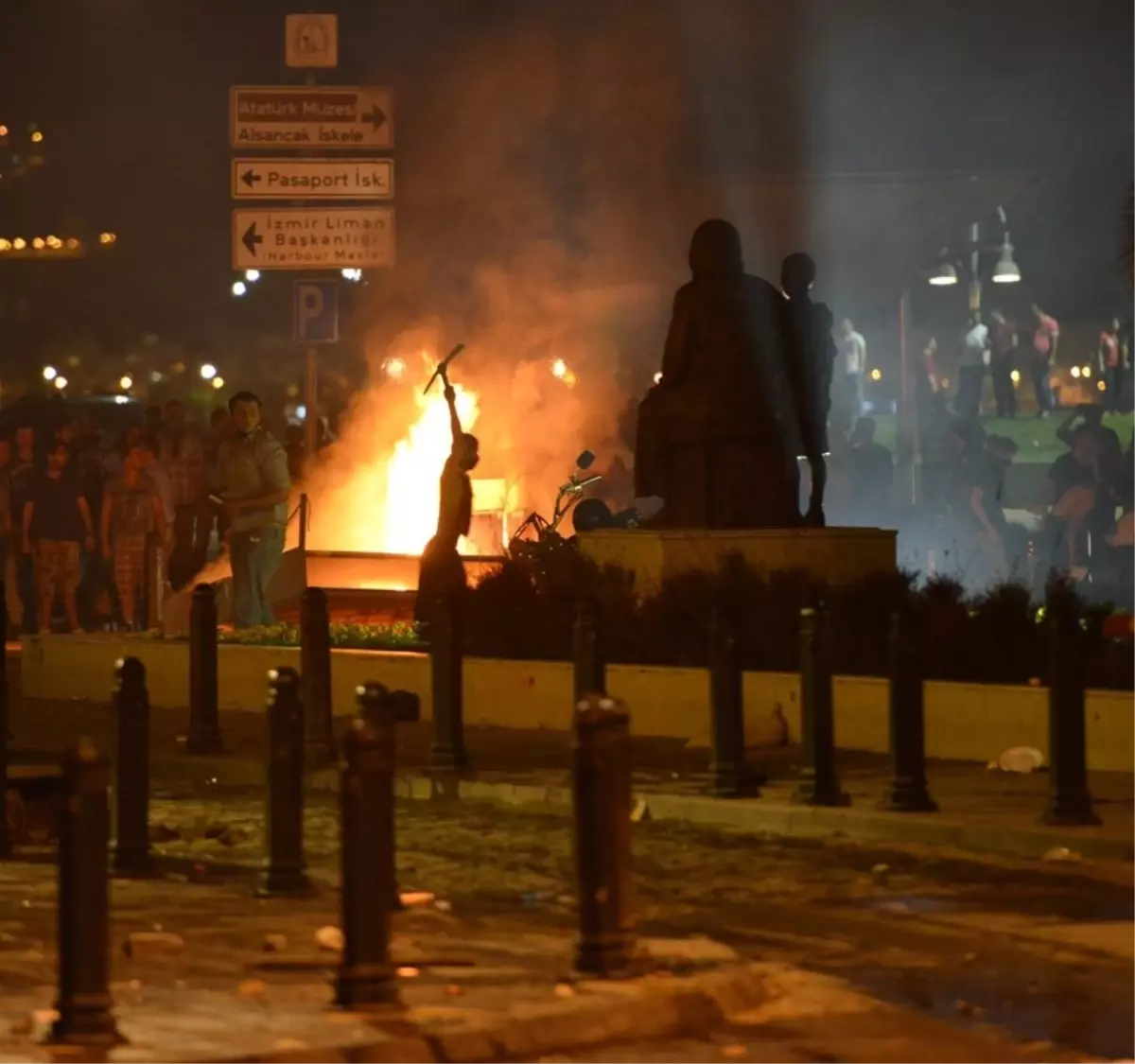 İzmir\'deki Gezi Parkı Eyleminde Çok Sayıda Gözaltı