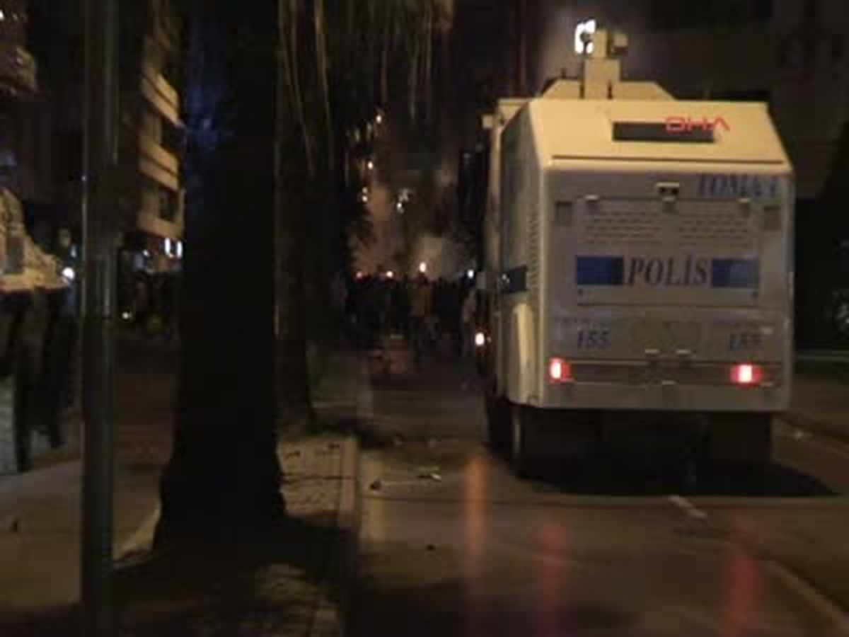 İzmir Ek3 İzmir Savaş Alanına Döndü "İzmir\'den Gezi Park Müdahalesine 10 Bin Kişilik Protesto"...