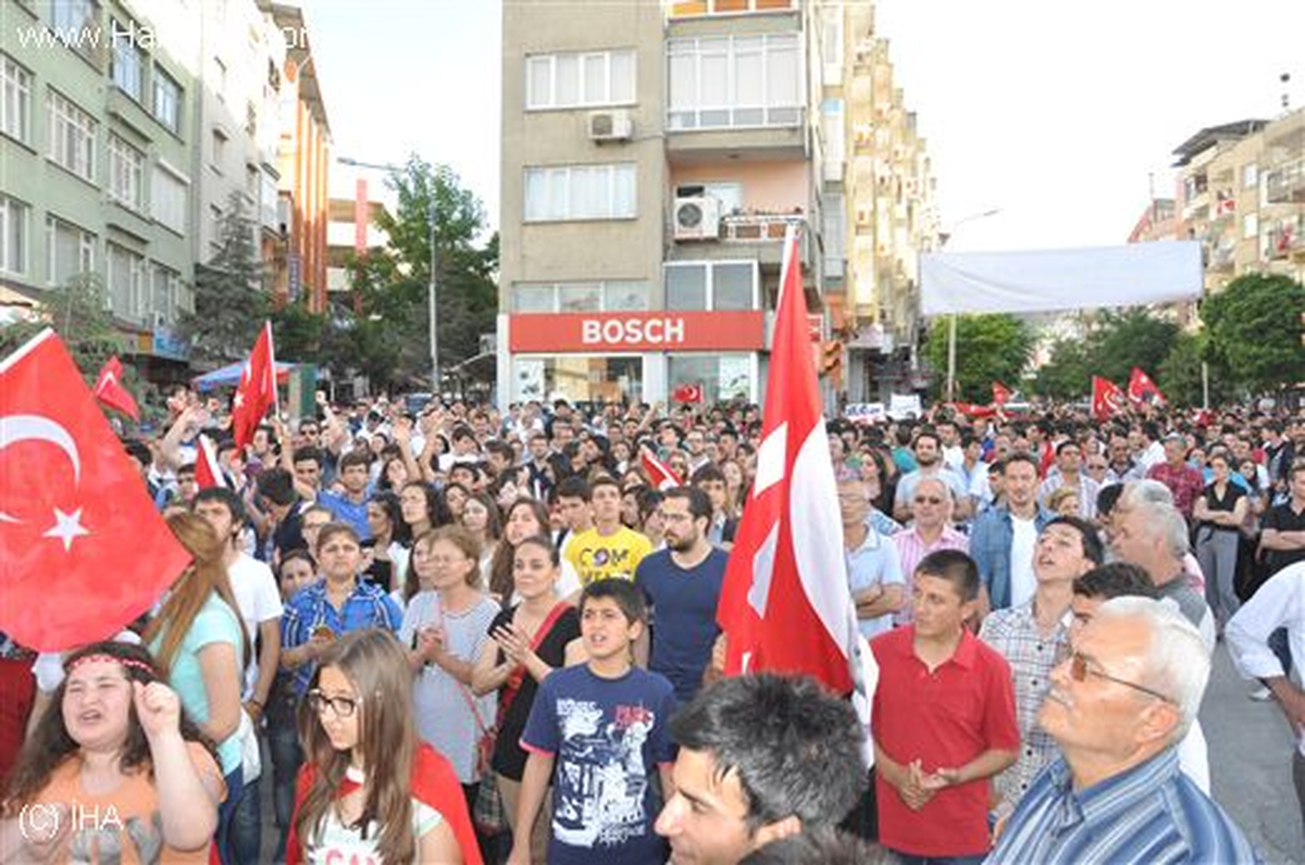 Manisa\'daki Gezi Parkı Protestosunda Arbede Çıktı