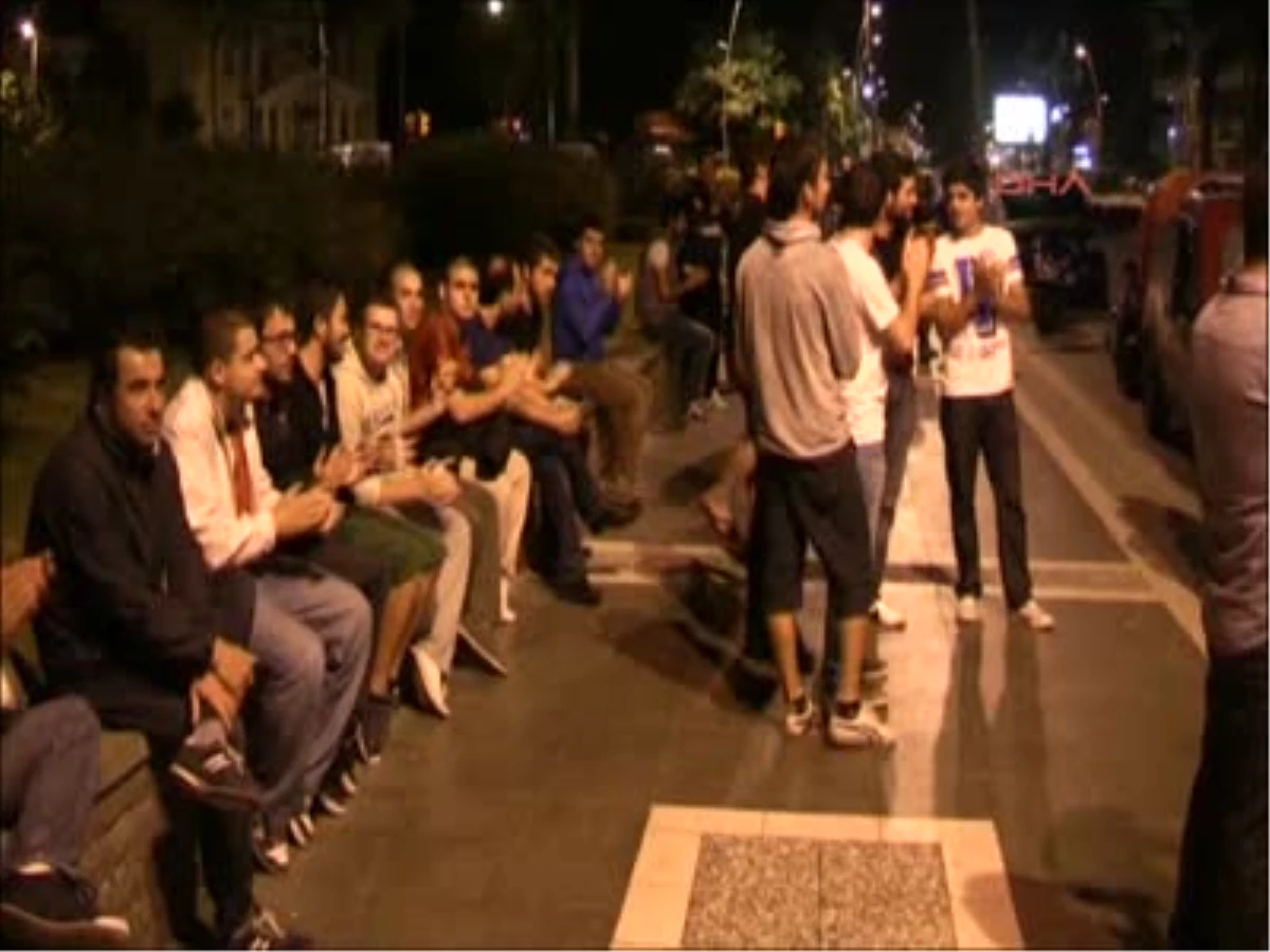 Marmaris\'ten Gezi Parkı Eylemi Muğla\'nın Marmaris İlçesi\'nde, Çoğunluğu Gençlerden Oluşan Yüz Kişi...
