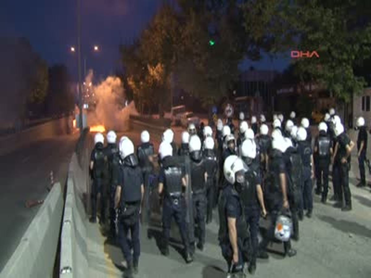 Meclise Yürümek İsteyen Gruba Polis Müdahale Ediyor