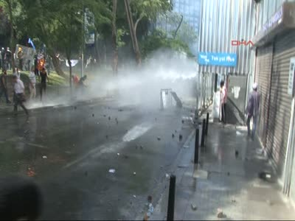Polis Çekilirken Göstericilerle Çatıştı Aktüel Görüntüler Polis Çekilirken Göstericilerle Çatıştı