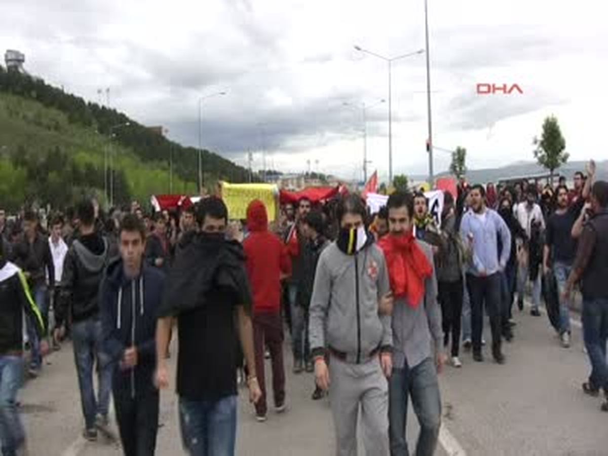 Polis Göstericilere Boyalı Su Sıktı Taksim\'e Destek Verenlerle Akil Heyete Tepki Gösteren...