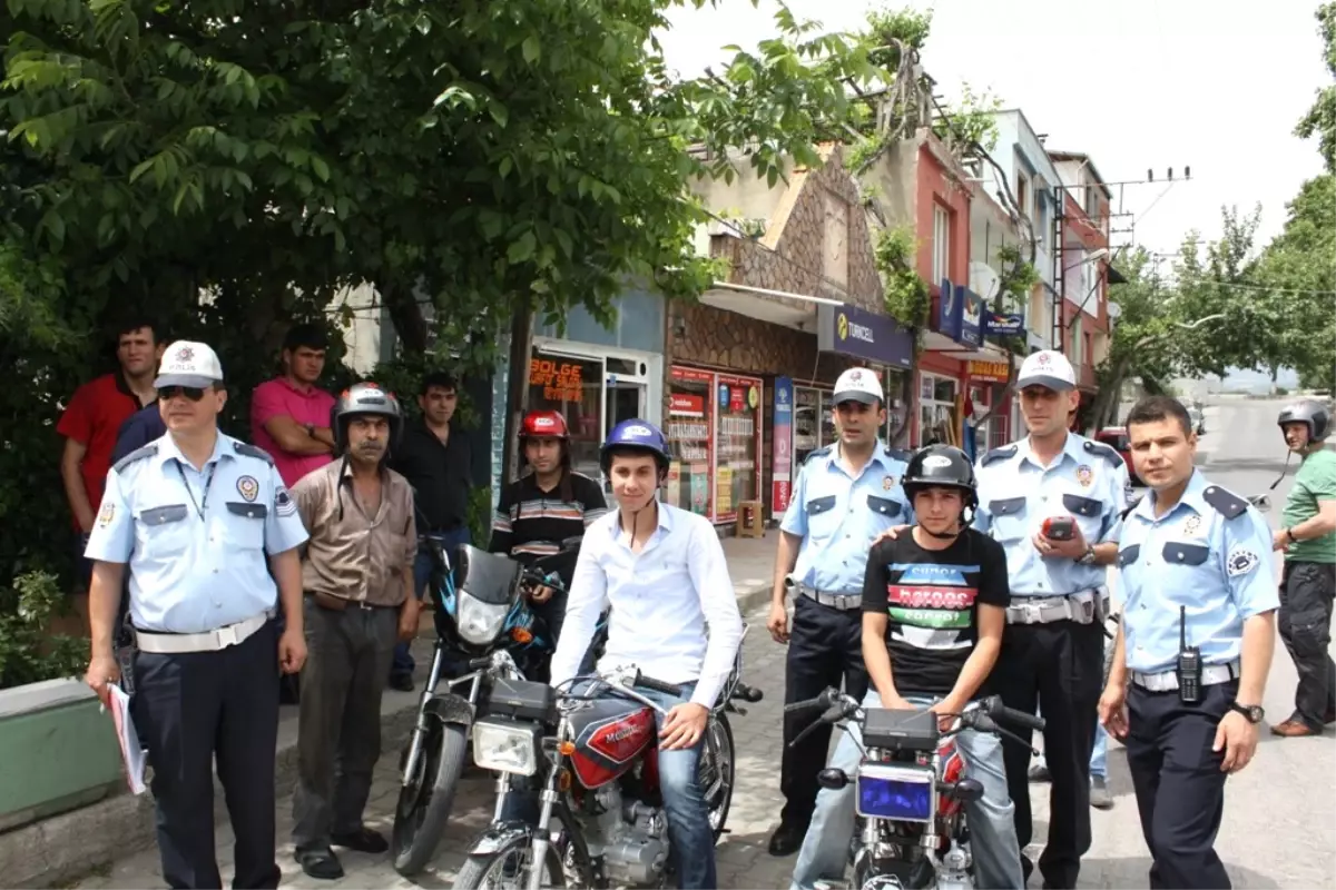 Polis Motosiklet Sürücülerine Kask Dağıttı