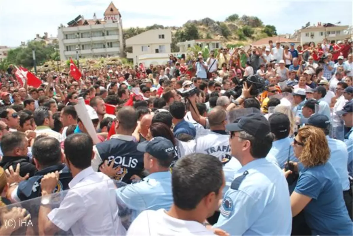 Üniversiteli Yaklaşık 100 Kişi Gözaltına Alındı