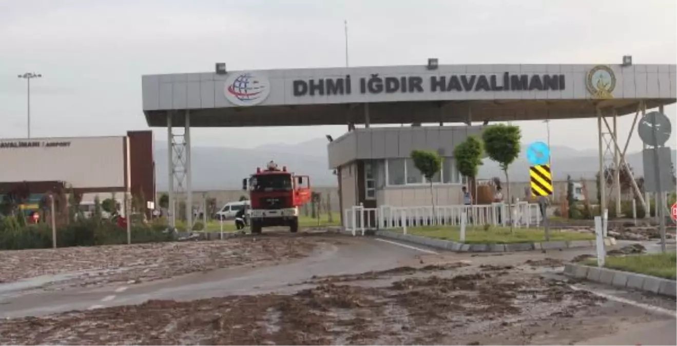 Sel, Iğdır Havaalanı Duvarını Yıktı