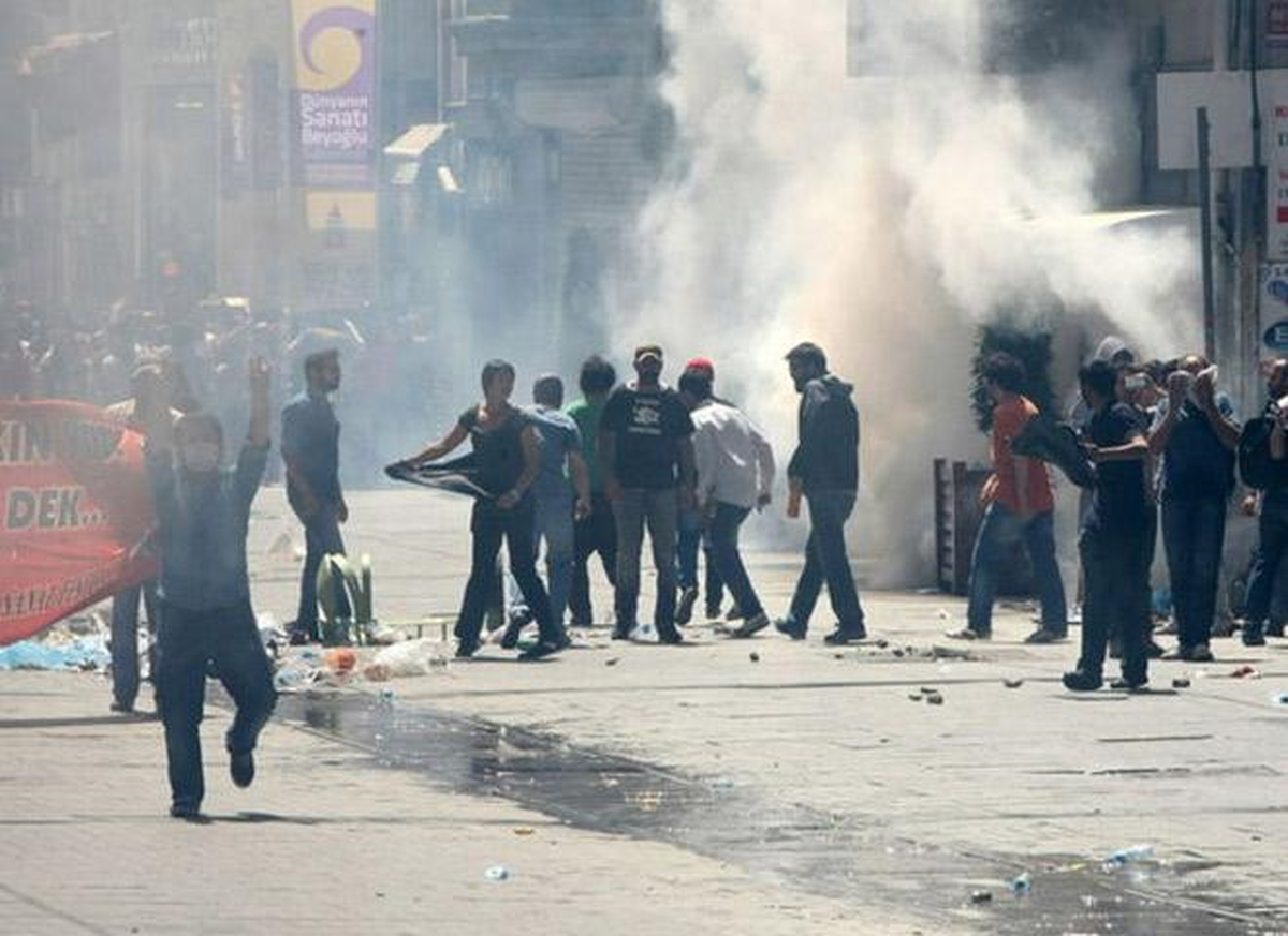 Taksim\'de Ülkücü Gruba Polis Müdahalesi