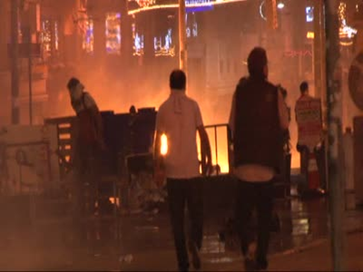 Taksim Şantiyesi\'ndeki Tahtaları Ateşe Verdiler İstanbul Dha