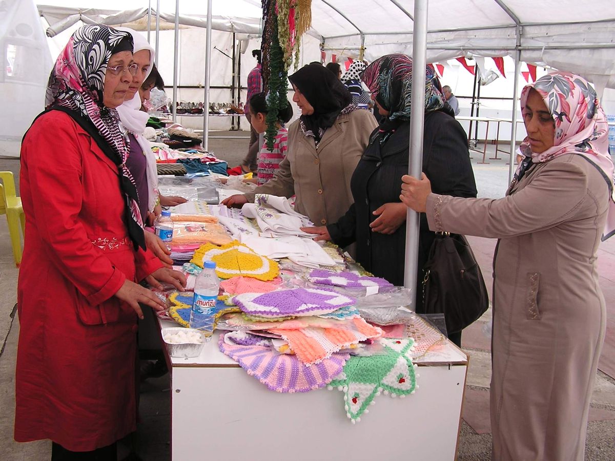 Ülkücü İşçiler Fakirler Yararına Kermes Açtı