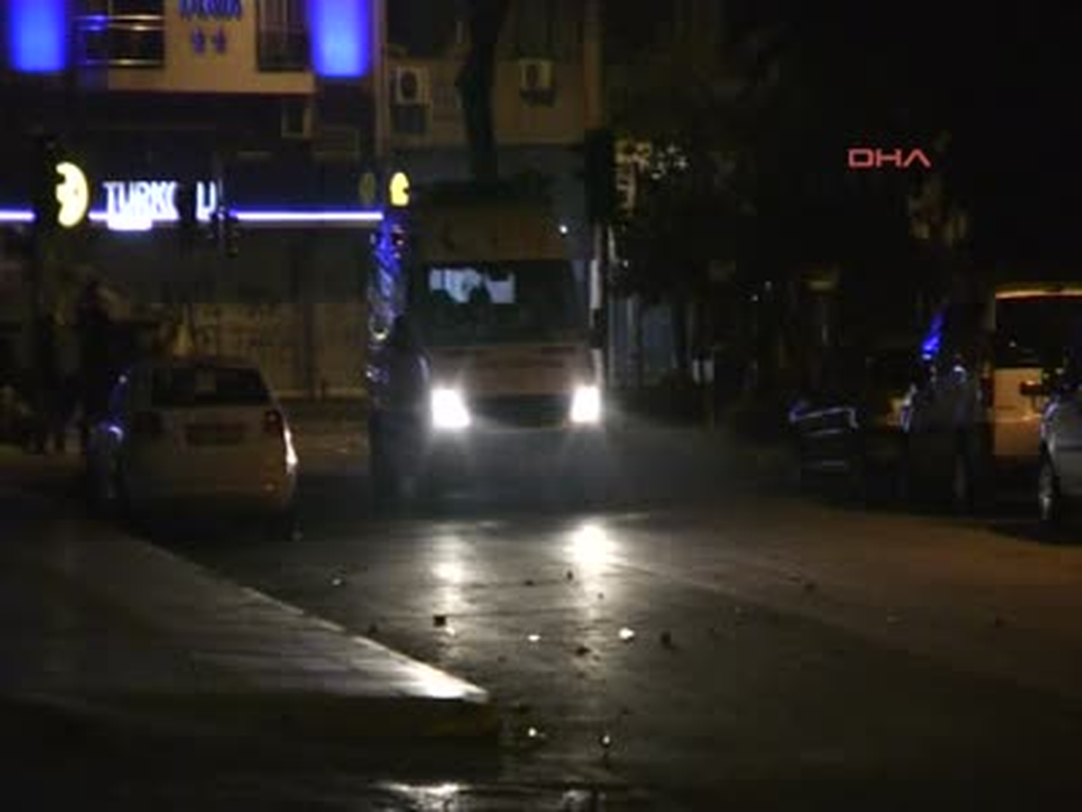 İzmir 3 Banka Şubesi Yakıldı