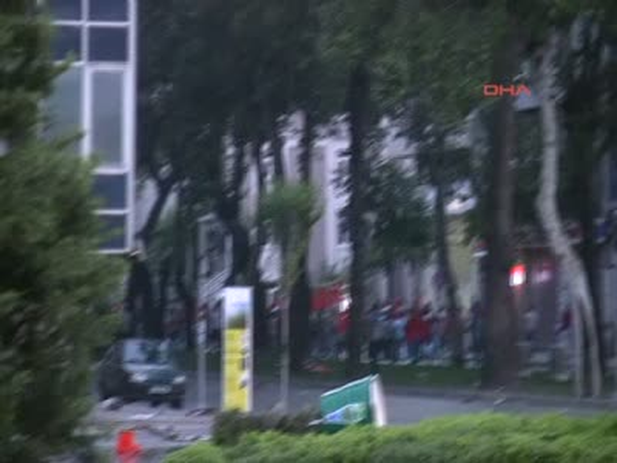 İzmir 5 Gözaltı ve Yaralananlar Var "İzmir Sokak ve Caddeleri Yangın Yeri" Haberine Ek