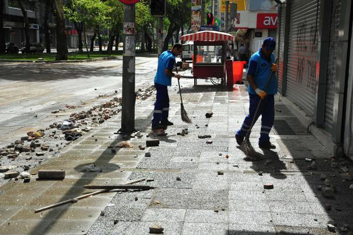 İzmir\'deki Gösterilerin Bilançosu Ağır Oldu
