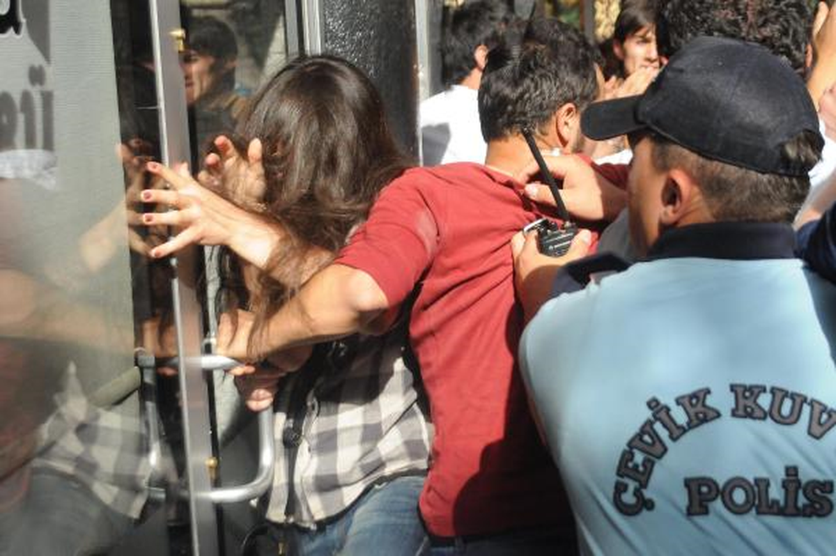 Karşıt Görüşlü Öğrenciler, Gezi Parkı Protestocularına Saldırdı