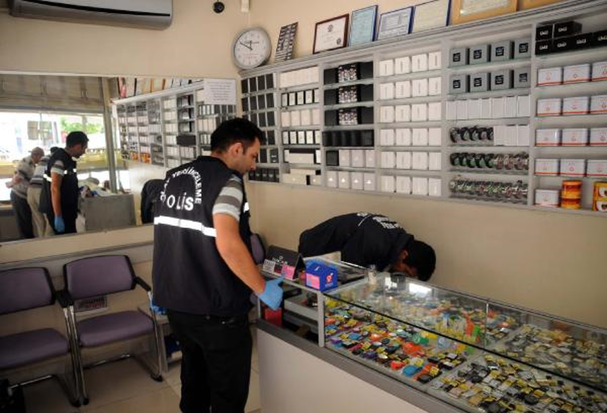 Kuyumcudan 10 Bin TL Çaldılar