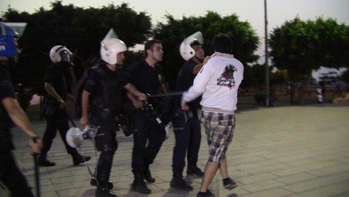 Parkta Oturan Aileler Biber Gazından Etkilendi