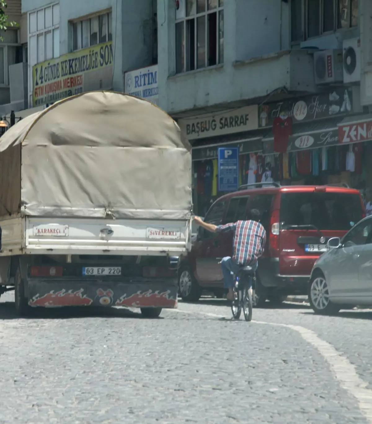 Pedal Atmak Yerine Araca Tutundu