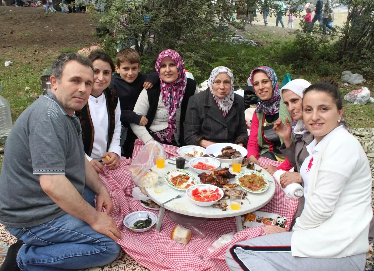 Rumeli ve Balkan Göçmenleri Uludağ\'da Buluştu