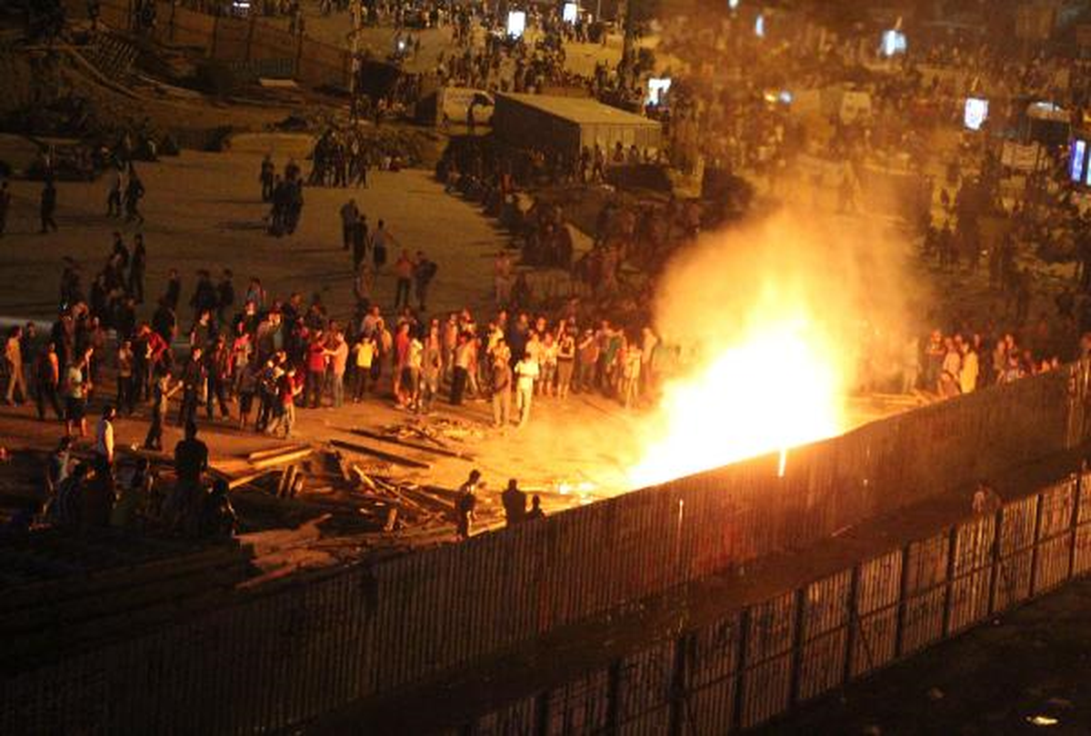 Taksim Meydanı\'nda İş Makineleri Alev Alev Yandı